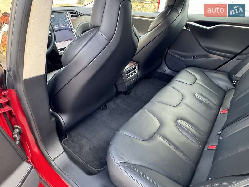 Лифтбек Tesla Model S 2017 в Черновцах