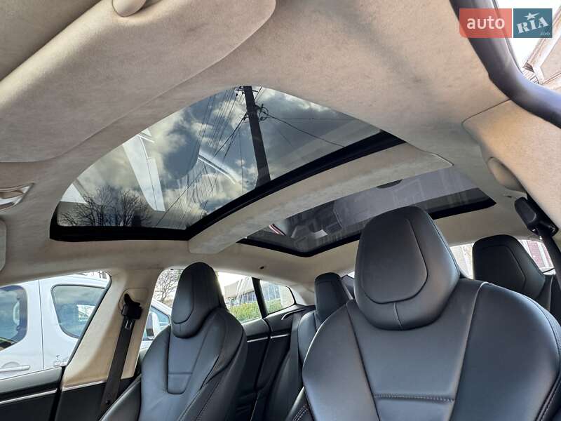 Лифтбек Tesla Model S 2017 в Черновцах