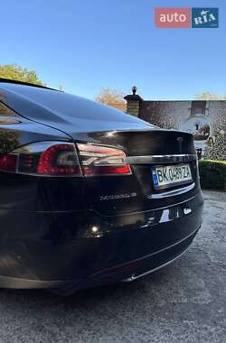 Лифтбек Tesla Model S 2016 в Сарнах