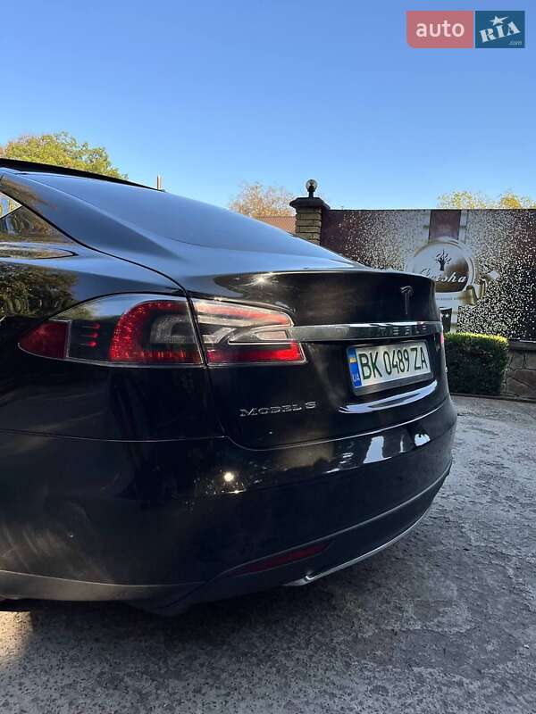 Лифтбек Tesla Model S 2016 в Сарнах