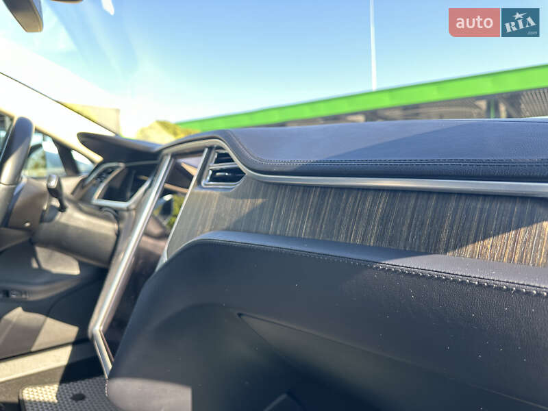 Ліфтбек Tesla Model S 2013 в Стрию