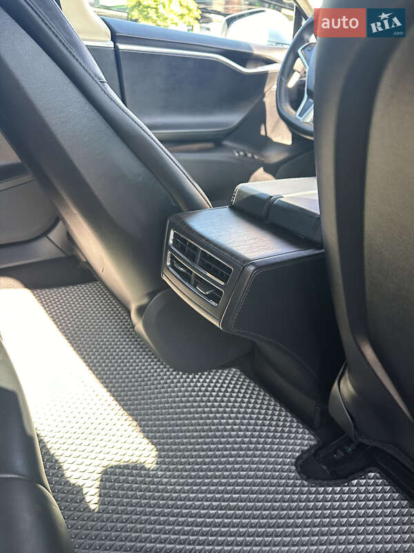 Ліфтбек Tesla Model S 2013 в Стрию