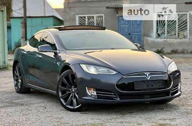 Лифтбек Tesla Model S 2015 в Валках