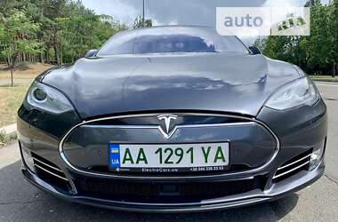 Лифтбек Tesla Model S 2016 в Киеве