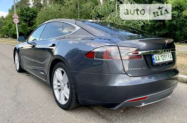 Лифтбек Tesla Model S 2016 в Киеве