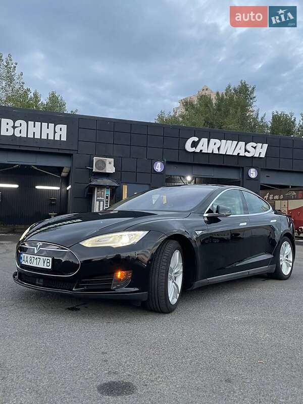 Лифтбек Tesla Model S 2015 в 