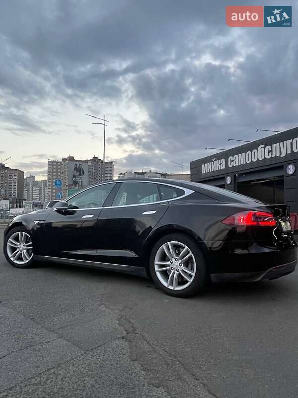 Ліфтбек Tesla Model S 2015 в Києві