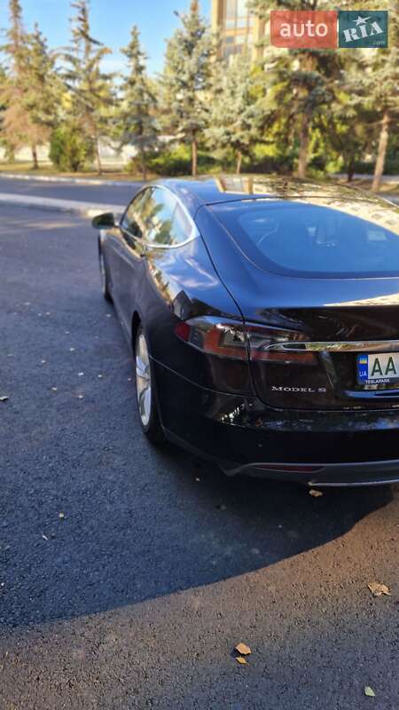 Лифтбек Tesla Model S 2016 в Киеве
