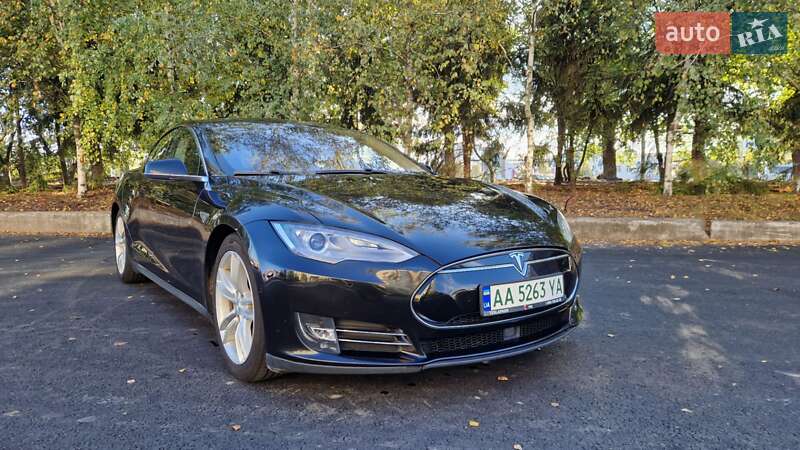Лифтбек Tesla Model S 2016 в Киеве