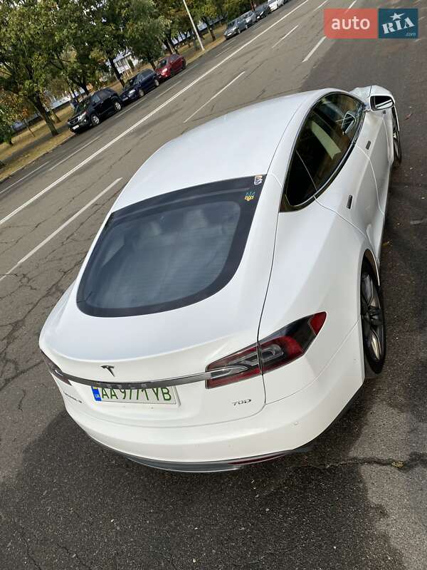 Лифтбек Tesla Model S 2015 в Киеве фото 12 Лифтбек Tesla Model S 2015 в Киеве