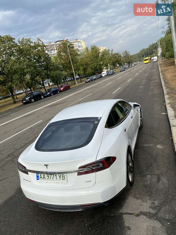 Лифтбек Tesla Model S 2015 в Киеве фото 13 Лифтбек Tesla Model S 2015 в Киеве