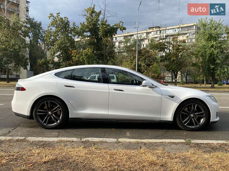 Лифтбек Tesla Model S 2015 в Киеве