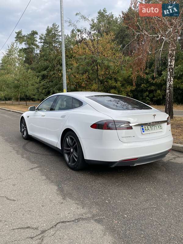 Лифтбек Tesla Model S 2015 в Киеве фото 16 Лифтбек Tesla Model S 2015 в Киеве