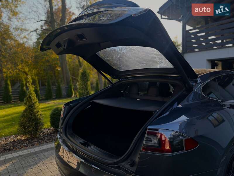 Ліфтбек Tesla Model S 2015 в Львові