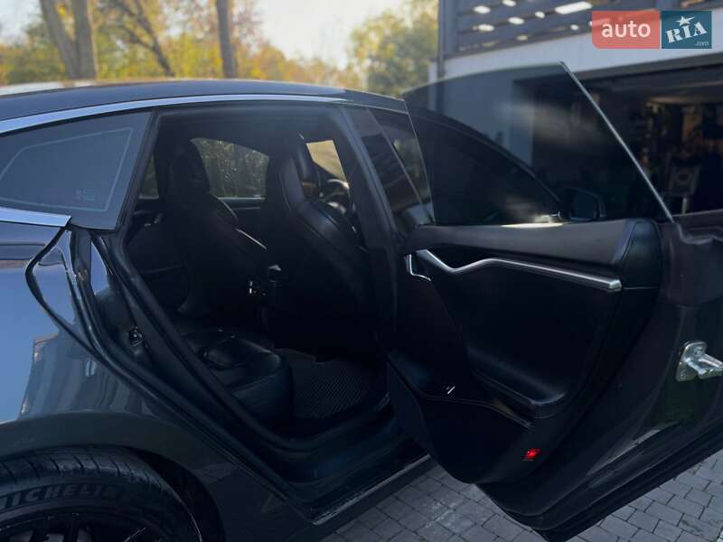 Лифтбек Tesla Model S 2015 в Львове