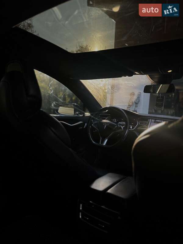 Лифтбек Tesla Model S 2015 в Львове