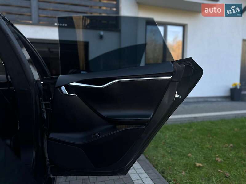 Лифтбек Tesla Model S 2015 в Львове