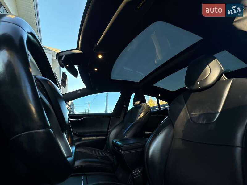 Ліфтбек Tesla Model S 2015 в Львові