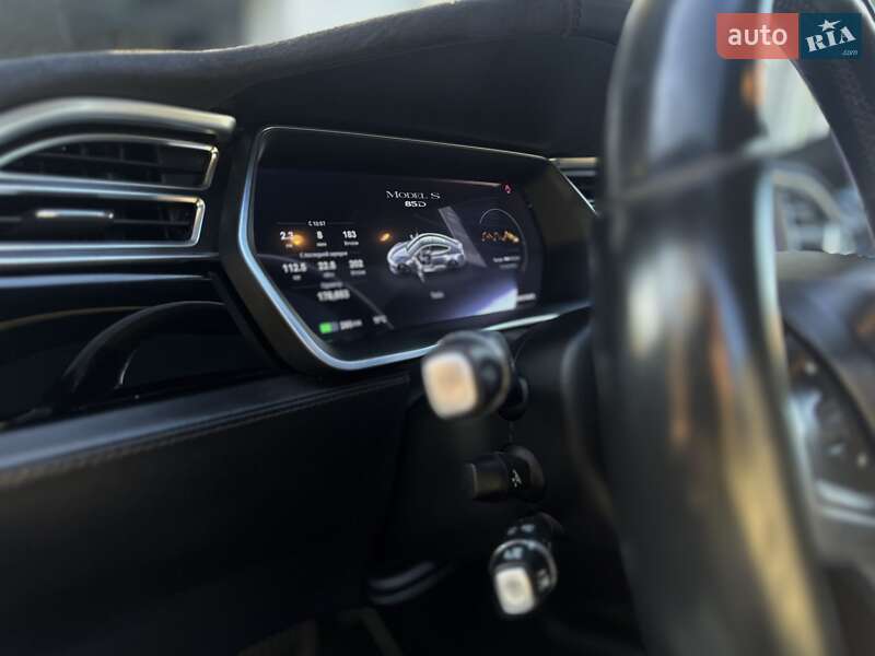 Ліфтбек Tesla Model S 2015 в Львові