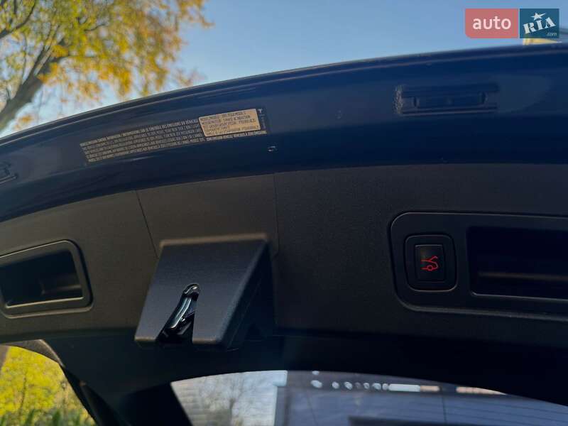Ліфтбек Tesla Model S 2015 в Львові