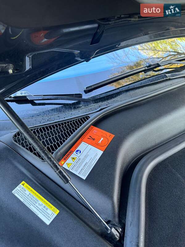 Лифтбек Tesla Model S 2015 в Львове