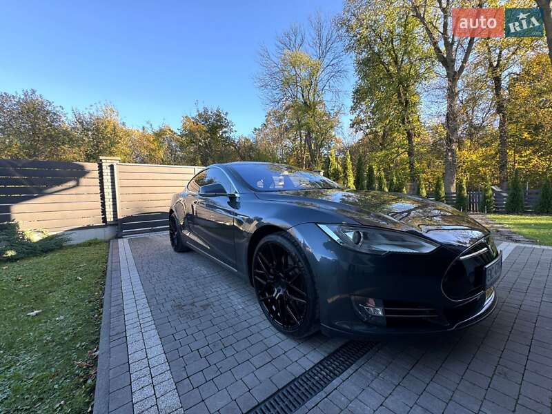 Лифтбек Tesla Model S 2015 в Львове