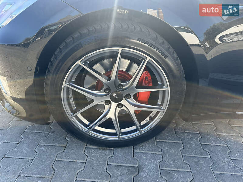 Ліфтбек Tesla Model S 2017 в Чернівцях