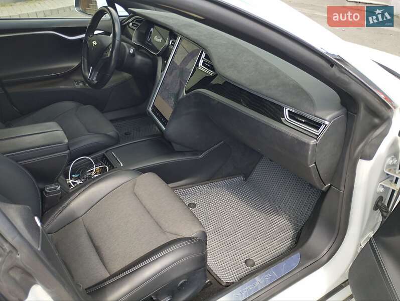 Ліфтбек Tesla Model S 2017 в Дніпрі