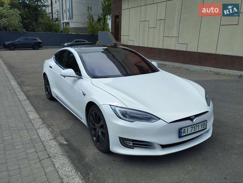 Ліфтбек Tesla Model S 2017 в Дніпрі