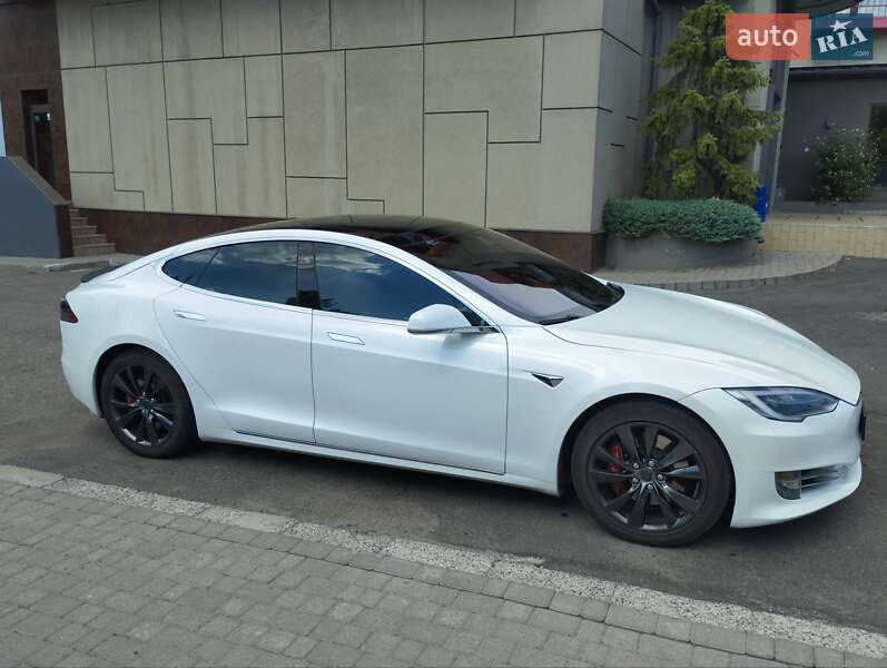 Ліфтбек Tesla Model S 2017 в Дніпрі