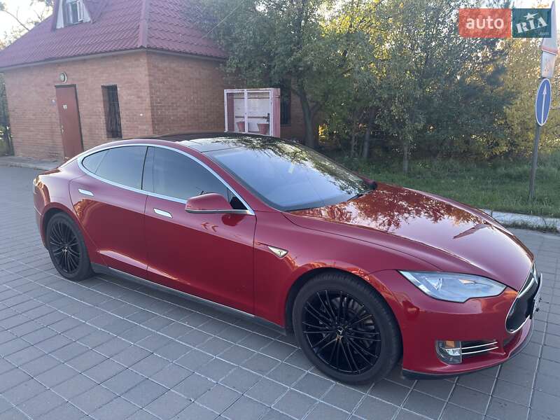 Лифтбек Tesla Model S 2015 в Киеве