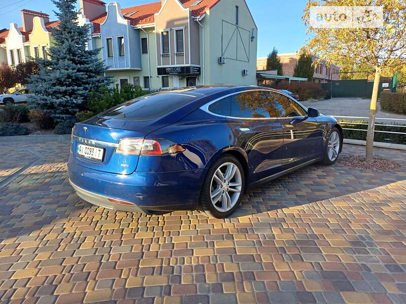 Лифтбек Tesla Model S 2015 в Киеве