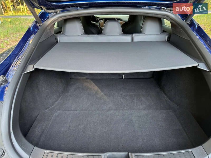 Лифтбек Tesla Model S 2017 в Ирпене