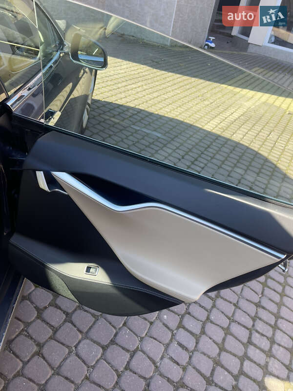 Лифтбек Tesla Model S 2016 в Львове