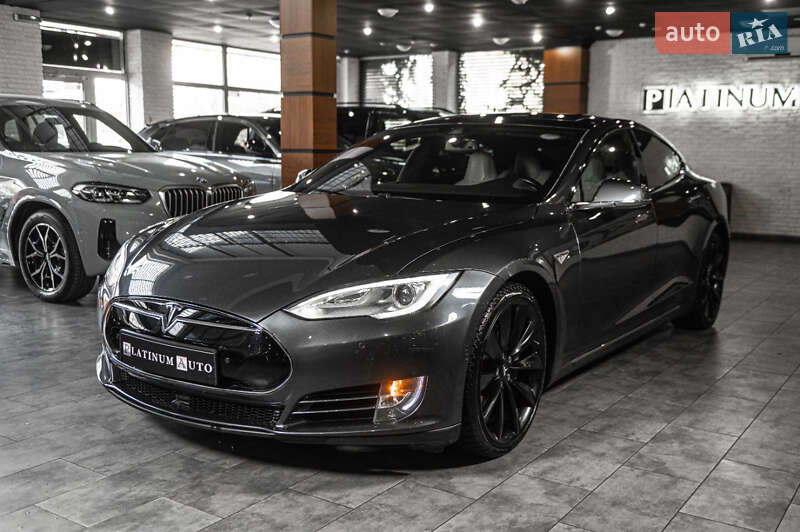 Лифтбек Tesla Model S 2015 в 
