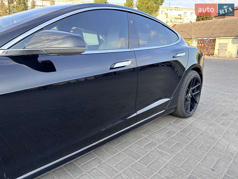 Лифтбек Tesla Model S 2017 в Павлограде