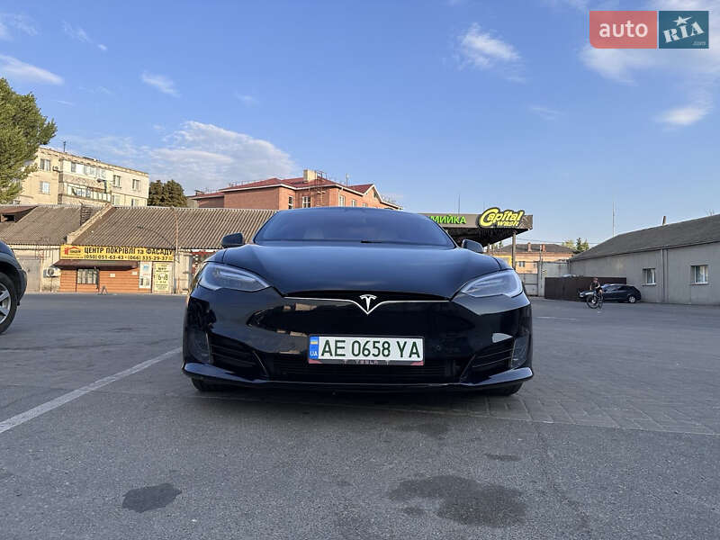 Лифтбек Tesla Model S 2017 в Павлограде