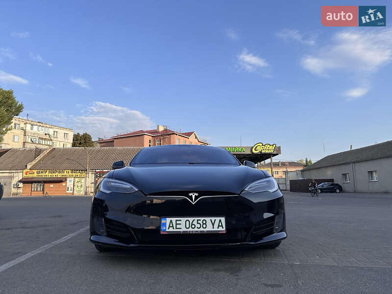 Лифтбек Tesla Model S 2017 в Павлограде