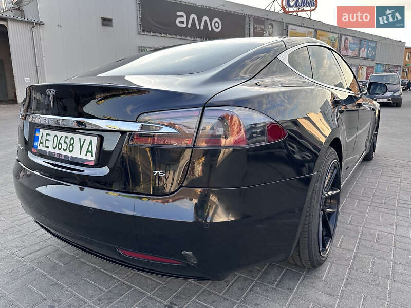 Лифтбек Tesla Model S 2017 в Павлограде
