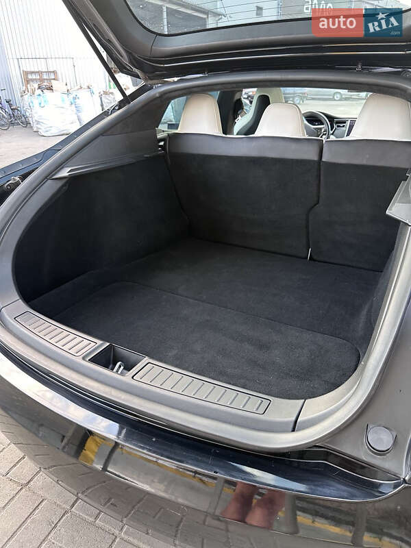Лифтбек Tesla Model S 2017 в Павлограде