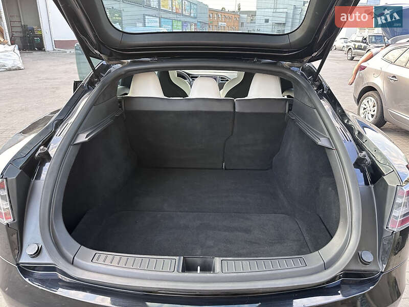Лифтбек Tesla Model S 2017 в Павлограде