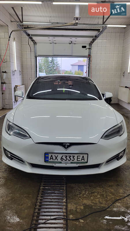 Лифтбек Tesla Model S 2017 в Ивано-Франковске