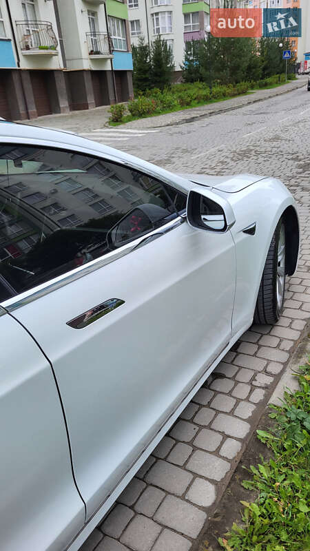 Лифтбек Tesla Model S 2017 в Ивано-Франковске