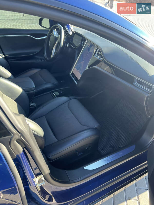 Лифтбек Tesla Model S 2017 в Львове