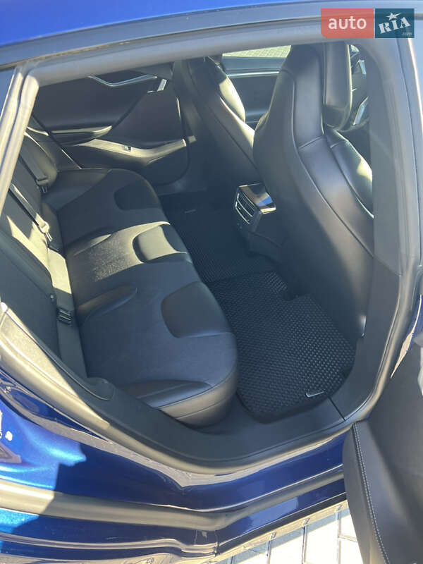 Лифтбек Tesla Model S 2017 в Львове