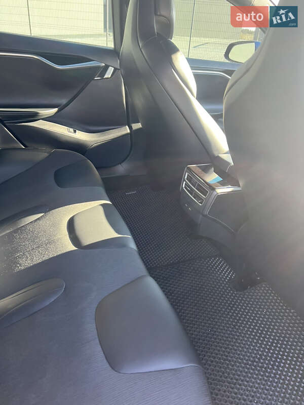 Лифтбек Tesla Model S 2017 в Львове