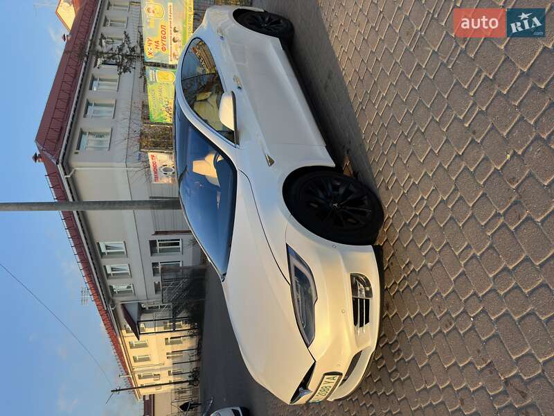 Лифтбек Tesla Model S 2015 в Киеве