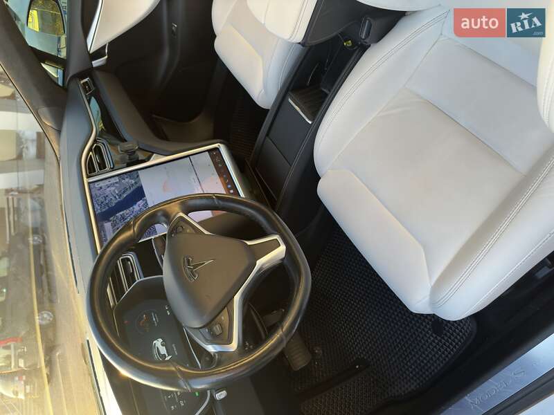 Лифтбек Tesla Model S 2015 в Киеве
