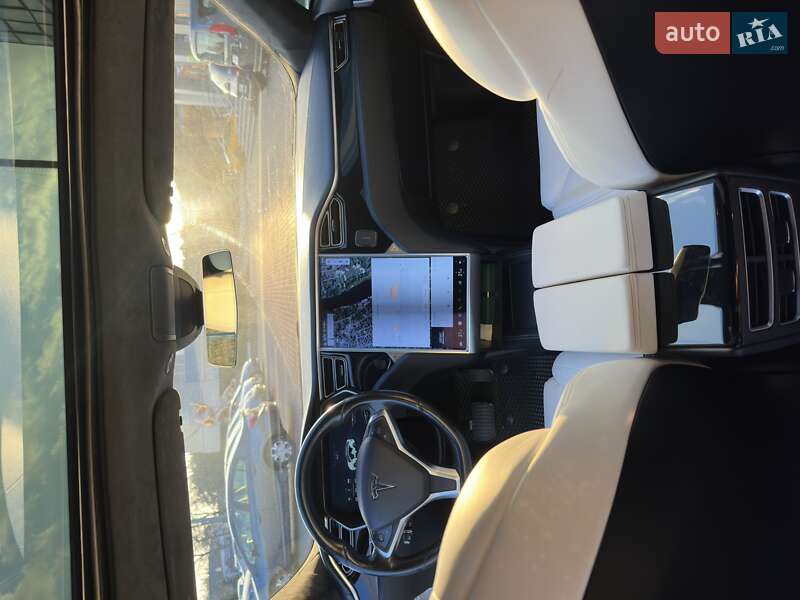 Лифтбек Tesla Model S 2015 в Киеве