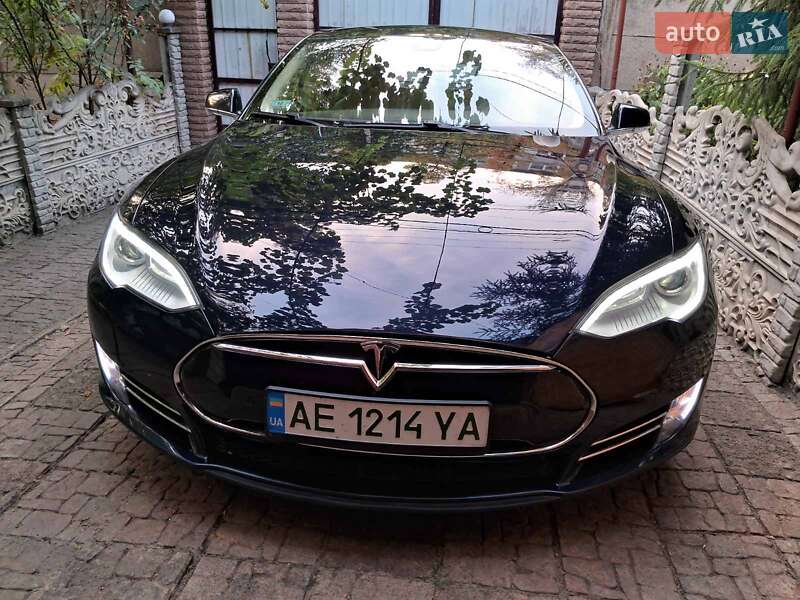 Лифтбек Tesla Model S 2015 в Павлограде